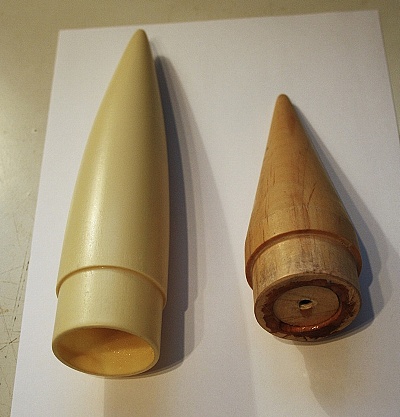 Vlevo PU odlévaná hlavice ráže 53 mm ,vpravo kónická hlavice z tvrdého dřeva ráže 55 mm 1R